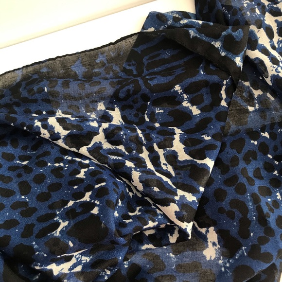 NWOT Blue Grey Animal Print Shawl Spring Scarf Head Wrap - Picture 9 of 15